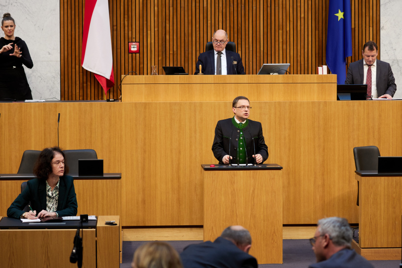 Am Redner:innenpult Klubobmann August Wöginger (ÖVP)