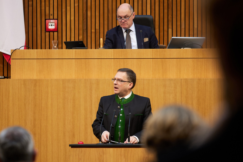 Am Redner:innenpult Klubobmann August Wöginger (ÖVP)