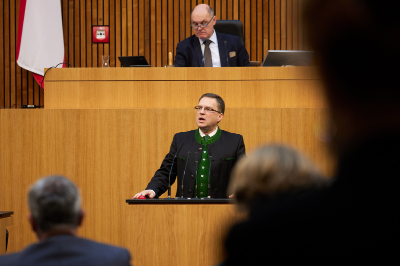 Am Redner:innenpult Klubobmann August Wöginger (ÖVP)