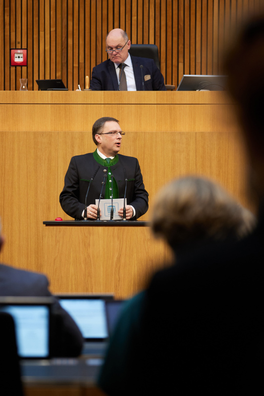 Am Redner:innenpult Klubobmann August Wöginger (ÖVP)