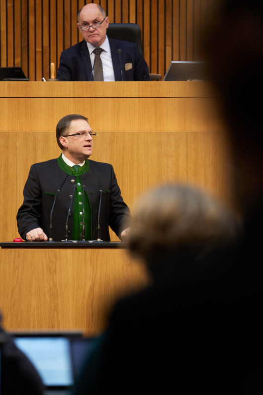 Am Redner:innenpult Klubobmann August Wöginger (ÖVP)