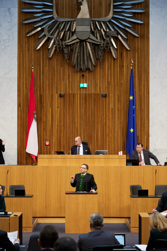 Am Redner:innenpult Klubobmann August Wöginger (ÖVP)