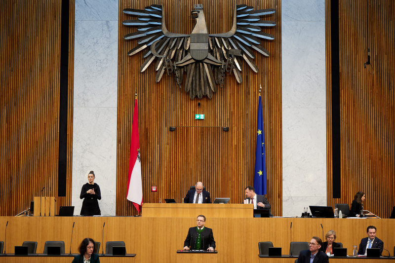 Am Redner:innenpult Klubobmann August Wöginger (ÖVP)