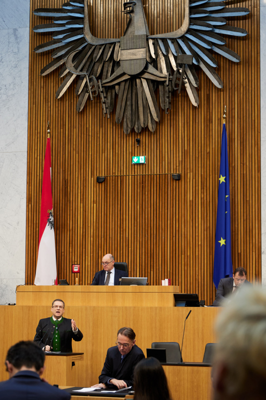 Am Redner:innenpult Klubobmann August Wöginger (ÖVP)