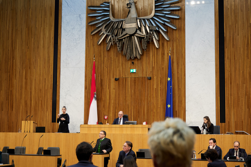 Am Redner:innenpult Klubobmann August Wöginger (ÖVP)