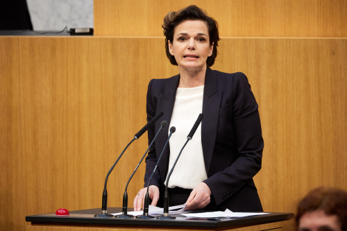 Am Redner:innenpult Klubvorsitzende Pamela Rendi-Wagner (SPÖ)