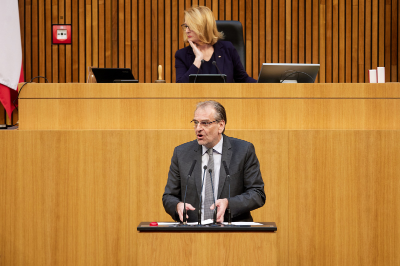 Am Redner:innenpult Nationalratsabgeordneter Andreas Kollross (SPÖ)