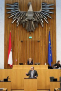 Am Redner:innenpult Nationalratsabgeordneter Andreas Kollross (SPÖ)