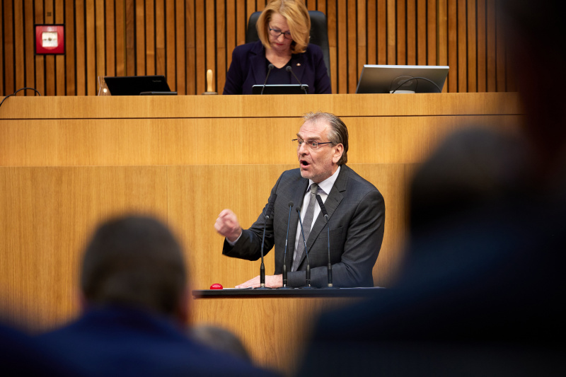 Am Redner:innenpult Nationalratsabgeordneter Andreas Kollross (SPÖ)