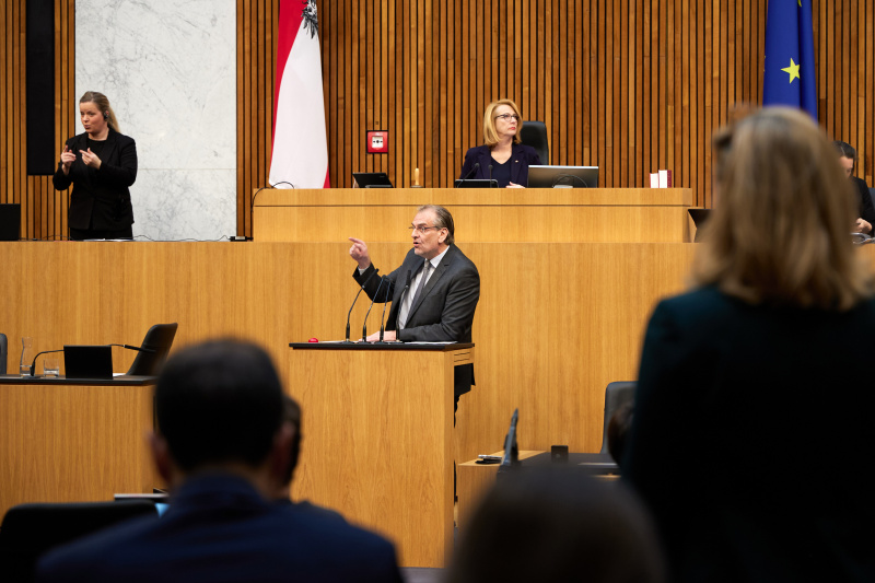 Am Redner:innenpult Nationalratsabgeordneter Andreas Kollross (SPÖ)