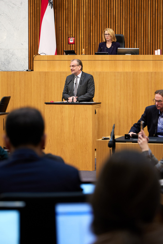 Am Redner:innenpult Nationalratsabgeordneter Andreas Kollross (SPÖ)