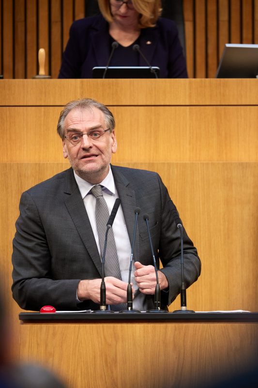 Am Redner:innenpult Nationalratsabgeordneter Andreas Kollross (SPÖ)