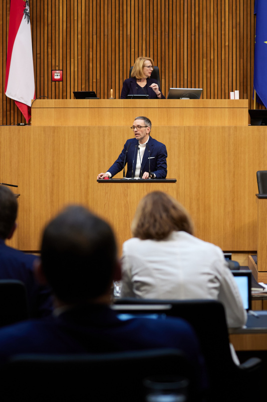 Am Redner:innenpult Klubobmann Herbert Kickl (FPÖ)