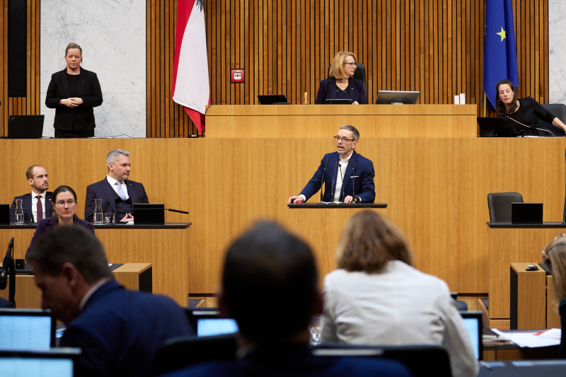 Am Redner:innenpult Klubobmann Herbert Kickl (FPÖ)