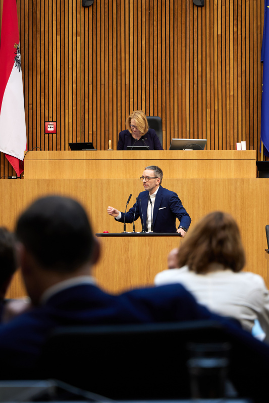 Am Redner:innenpult Klubobmann Herbert Kickl (FPÖ)