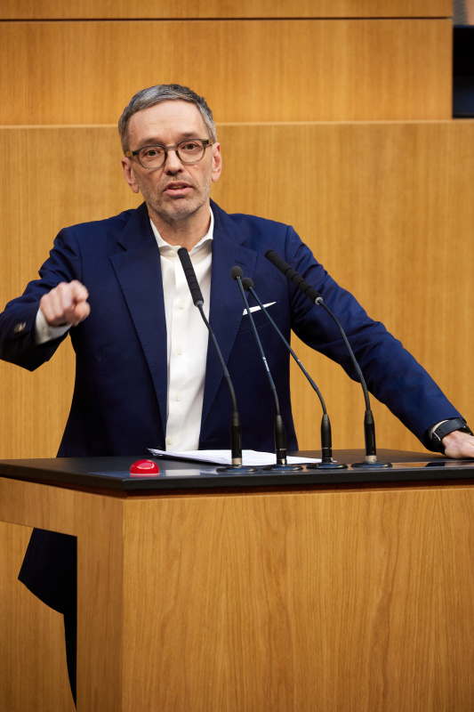 Am Redner:innenpult Klubobmann Herbert Kickl (FPÖ)