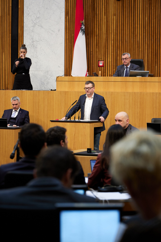 Am Redner:innenpult Nationalratsabgeordneter Markus Koza (GRÜNE)