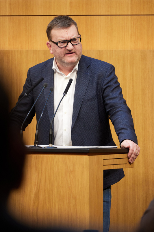 Am Redner:innenpult Nationalratsabgeordneter Markus Koza (GRÜNE)