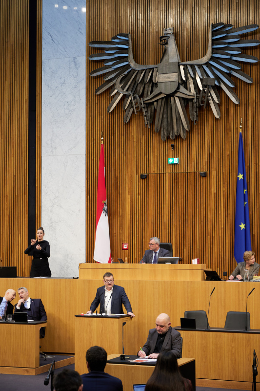 Am Redner:innenpult Nationalratsabgeordneter Markus Koza (GRÜNE)