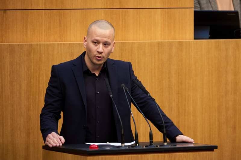 Am Redner:innenpult Nationalratsabgeordneter Maximilian Köllner (SPÖ)