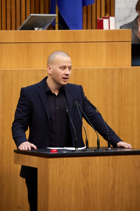 Am Redner:innenpult Nationalratsabgeordneter Maximilian Köllner (SPÖ)