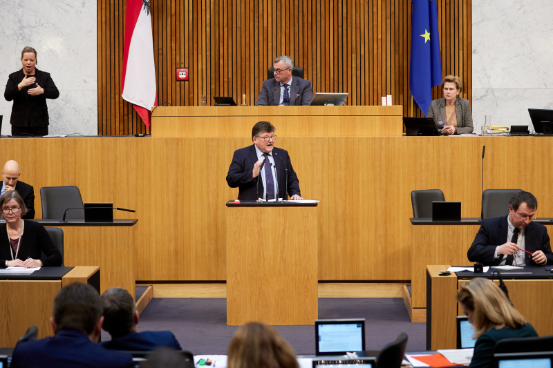 Am Redner:innenpult Nationalratsabgeordneter Rainer Wimmer (SPÖ)