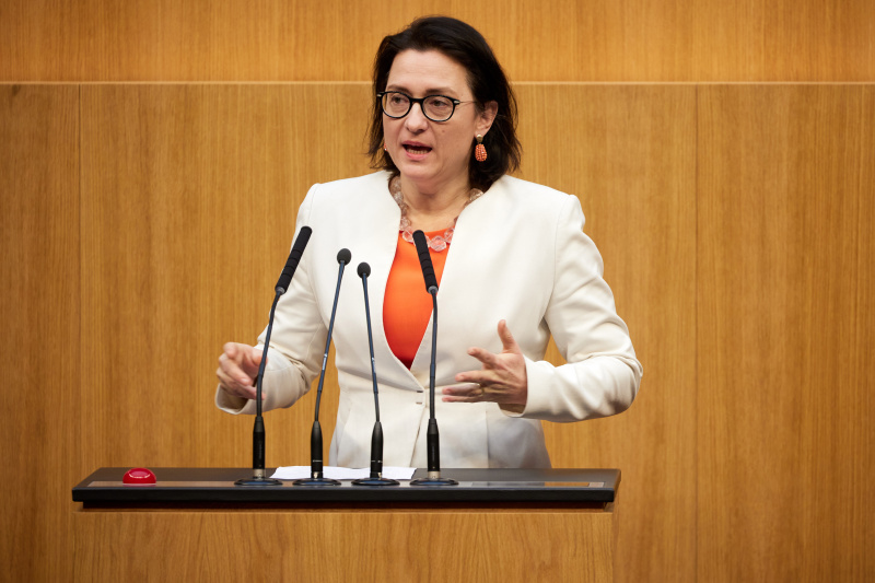 Am Redner:innenpult Nationalratsabgeordnete Gudrun Kugler (ÖVP)