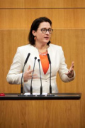 Am Redner:innenpult Nationalratsabgeordnete Gudrun Kugler (ÖVP)