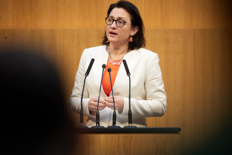 Am Redner:innenpult Nationalratsabgeordnete Gudrun Kugler (ÖVP)