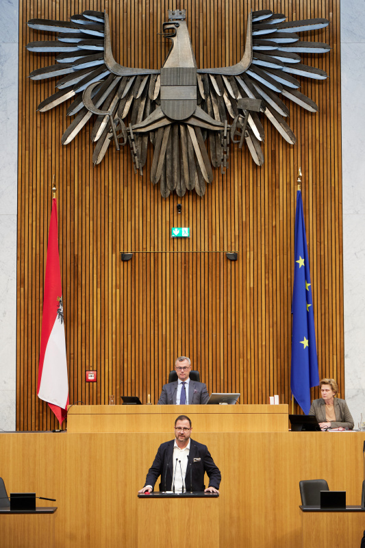 Am Redner:innenpult Nationalratsabgeordneter Christian Hafenecker (FPÖ)