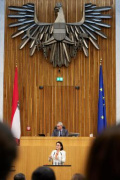 Am Redner:innenpult Nationalratsabgeordnete Gudrun Kugler (ÖVP)