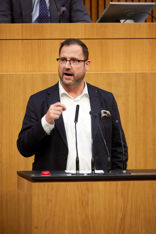 Am Redner:innenpult Nationalratsabgeordneter Christian Hafenecker (FPÖ)