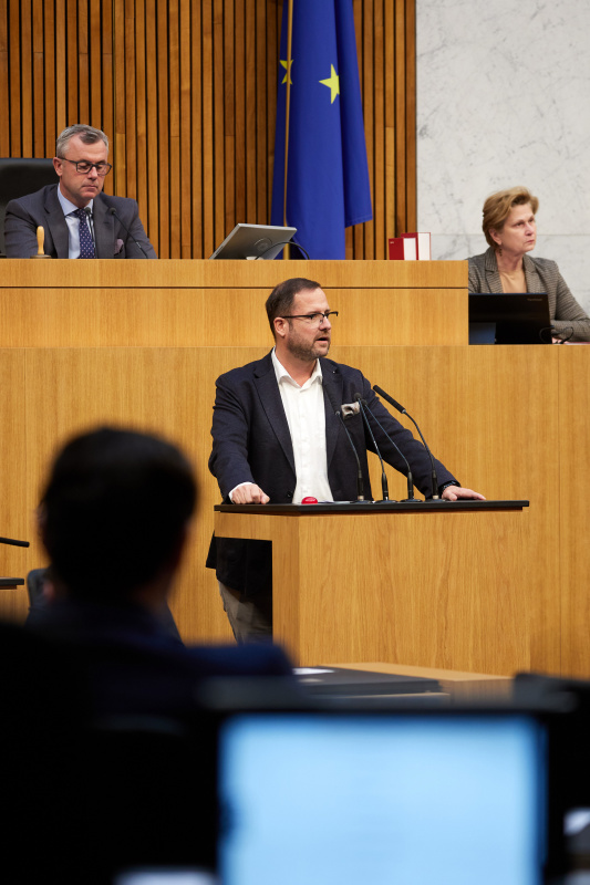 Am Redner:innenpult Nationalratsabgeordneter Christian Hafenecker (FPÖ)