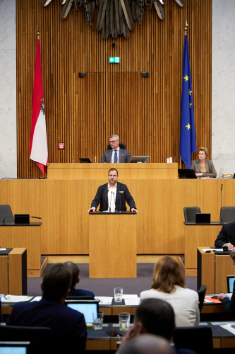 Am Redner:innenpult Nationalratsabgeordneter Christian Hafenecker (FPÖ)