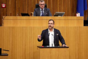 Am Redner:innenpult Nationalratsabgeordneter Christian Hafenecker (FPÖ)