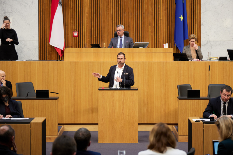 Am Redner:innenpult Nationalratsabgeordneter Christian Hafenecker (FPÖ)