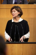 Am Redner:innenpult Nationalratsabgeordnete Elisabeth Götze (GRÜNE)