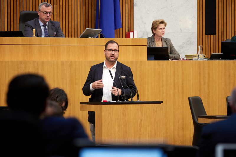 Am Redner:innenpult Nationalratsabgeordneter Christian Hafenecker (FPÖ)