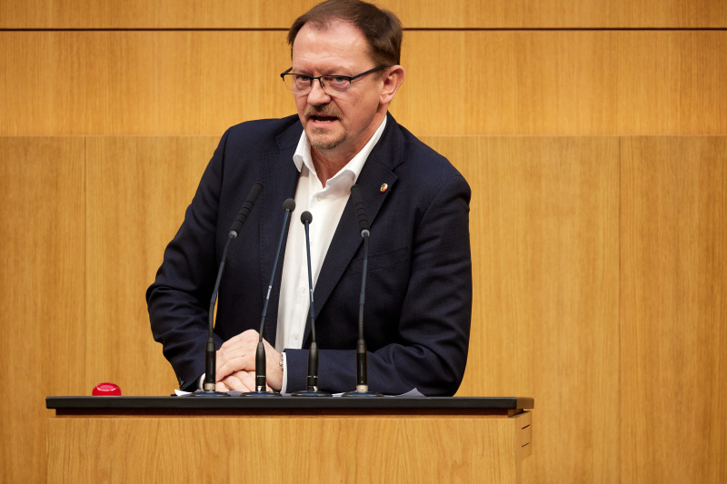 Am Redner:innenpult Nationalratsabgeordneter Rudolf Silvan (SPÖ)