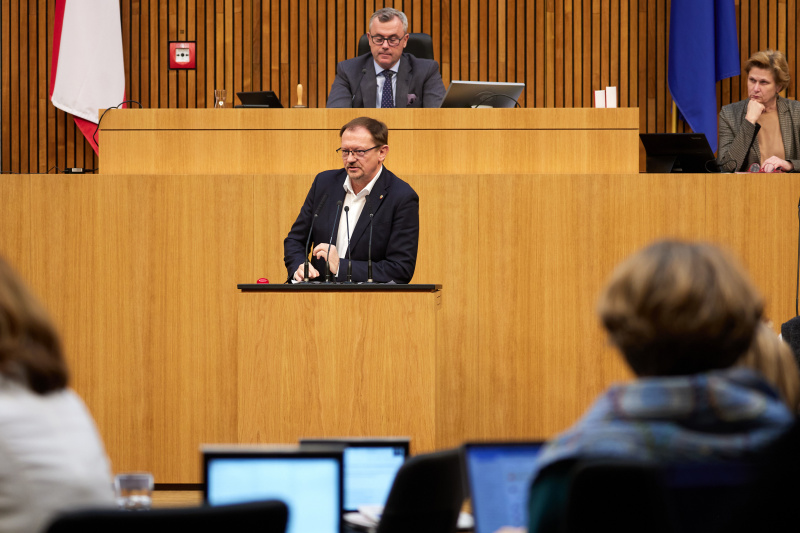 Am Redner:innenpult Nationalratsabgeordneter Rudolf Silvan (SPÖ)