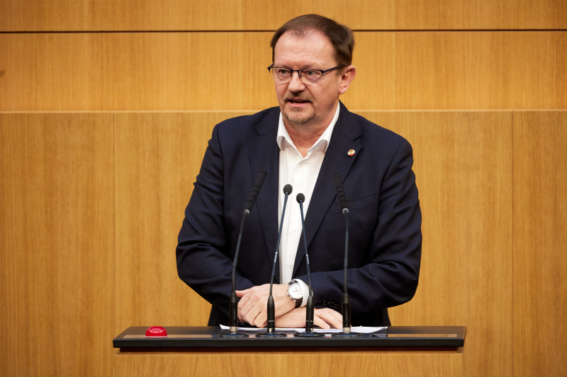 Am Redner:innenpult Nationalratsabgeordneter Rudolf Silvan (SPÖ)