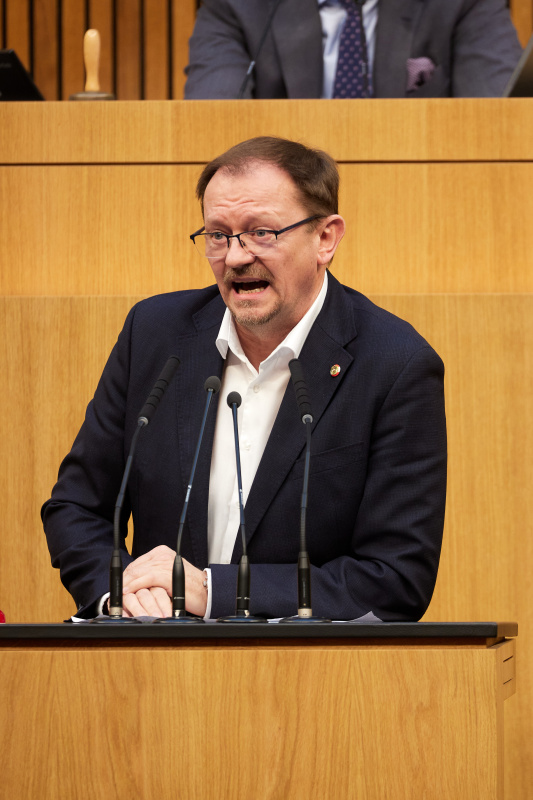 Am Redner:innenpult Nationalratsabgeordneter Rudolf Silvan (SPÖ)