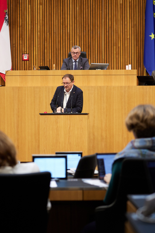 Am Redner:innenpult Nationalratsabgeordneter Rudolf Silvan (SPÖ)