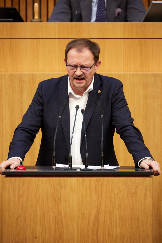 Am Redner:innenpult Nationalratsabgeordneter Rudolf Silvan (SPÖ)