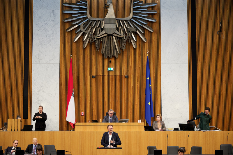 Am Redner:innenpult Nationalratsabgeordneter Rudolf Silvan (SPÖ)