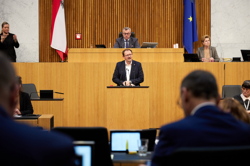 Am Redner:innenpult Nationalratsabgeordneter Rudolf Silvan (SPÖ)