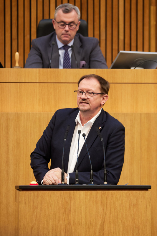 Am Redner:innenpult Nationalratsabgeordneter Rudolf Silvan (SPÖ)