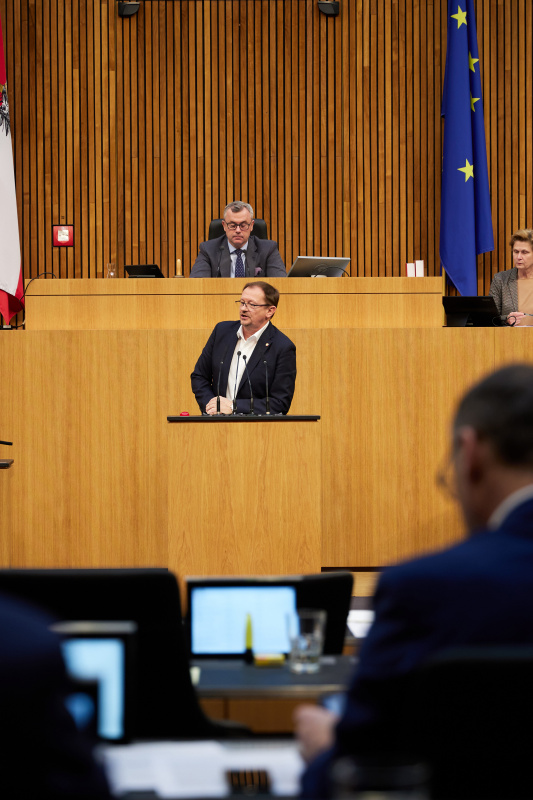 Am Redner:innenpult Nationalratsabgeordneter Rudolf Silvan (SPÖ)