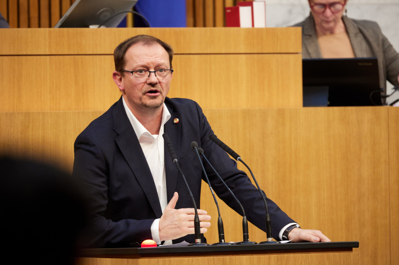 Am Redner:innenpult Nationalratsabgeordneter Rudolf Silvan (SPÖ)