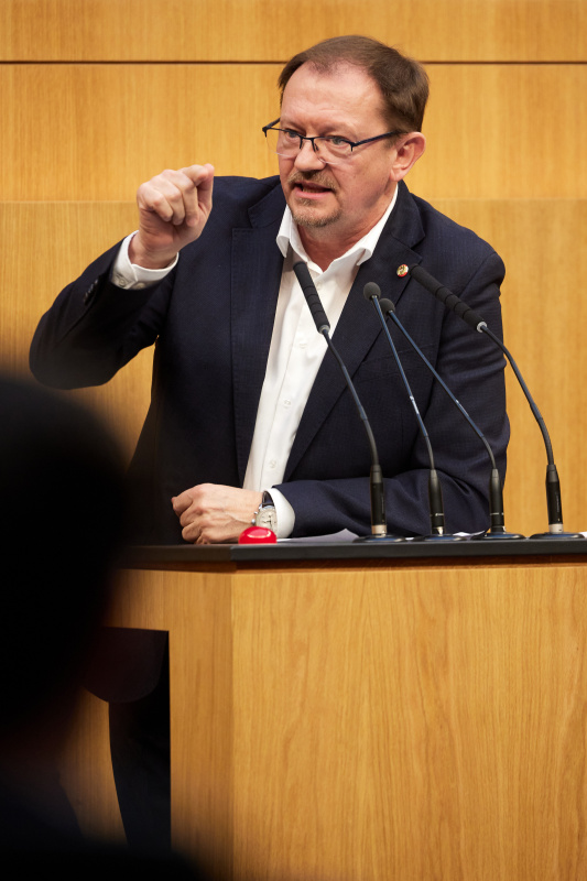 Am Redner:innenpult Nationalratsabgeordneter Rudolf Silvan (SPÖ)